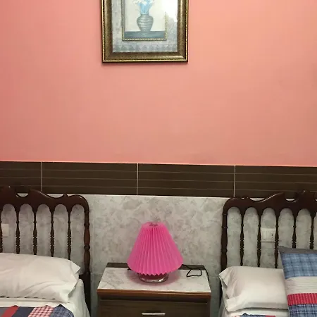 Konukevi Hostal O Labrador 3*